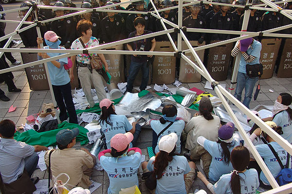 2006년 ‘직접고용 정규직 전환 쟁취’ KTX승무원 파업 투쟁